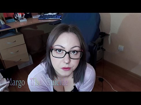 ❤️ Сексуальна дівчина в окулярах глибоко відсмоктує дилдо на камеру Супер секс у нас ❌❤